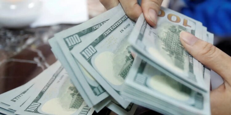 Dólar supera R$ 5 e bolsa cai quase 2% em dia de turbulência