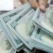Dólar supera R$ 5 e bolsa cai quase 2% em dia de turbulência
