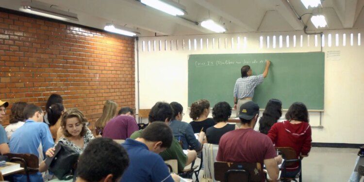 Metade dos professores formados em EAD tem desempenho insuficiente