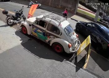 Mulher é atropelada ao sair de faculdade em Franca, SP; vídeo