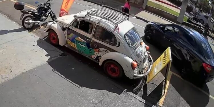 Mulher é atropelada ao sair de faculdade em Franca, SP; vídeo