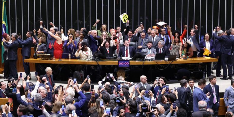 Saiba como votaram os deputados na PEC que acaba com a escala 6×1