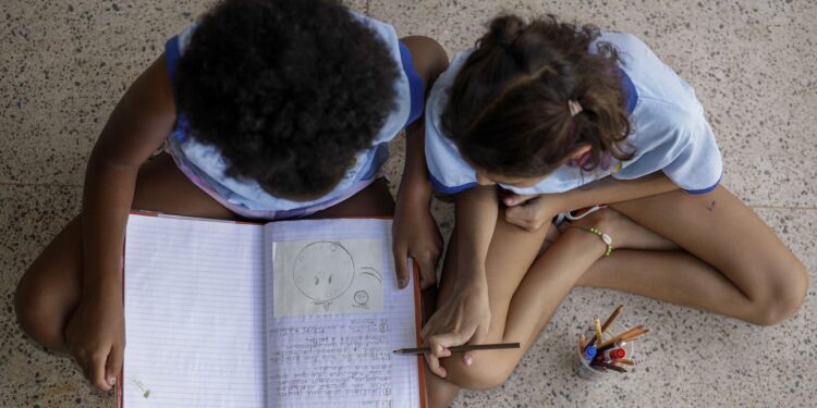 Metade dos estudantes não vê debate antirracista na escola, diz estudo