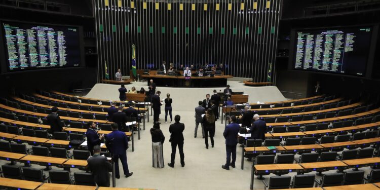 Minirreforma eleitoral limita e parcela multas de partidos; entenda