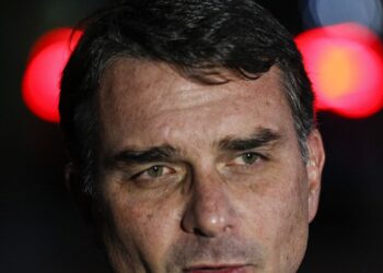 Flávio Bolsonaro admite cobrança a Vorcaro, mas nega crime