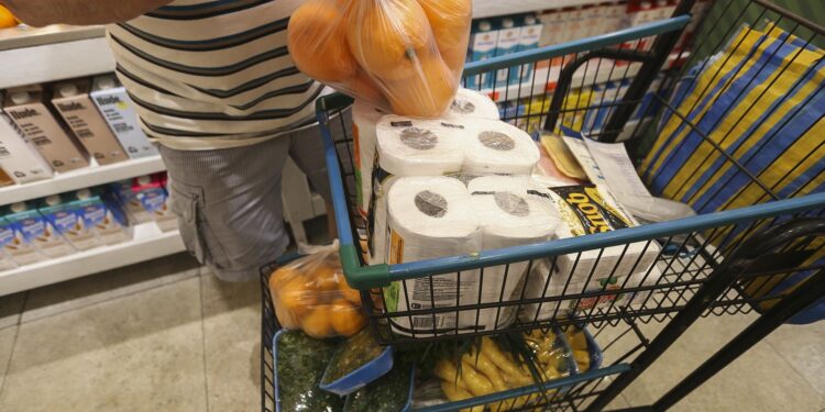 Inflação desacelera e fecha abril em 0,67%, pressionada por alimentos