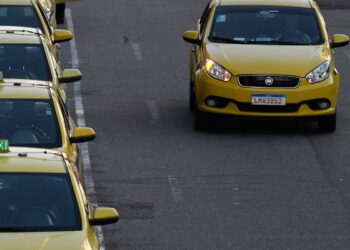 Governo publica MP que destina R$ 30 bi a taxistas e motoristas de app