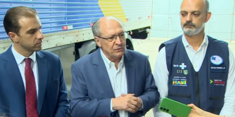 Alckmin diz que clã Bolsonaro pensa mais em si que no país e que meta é desviar atenção do caso Master