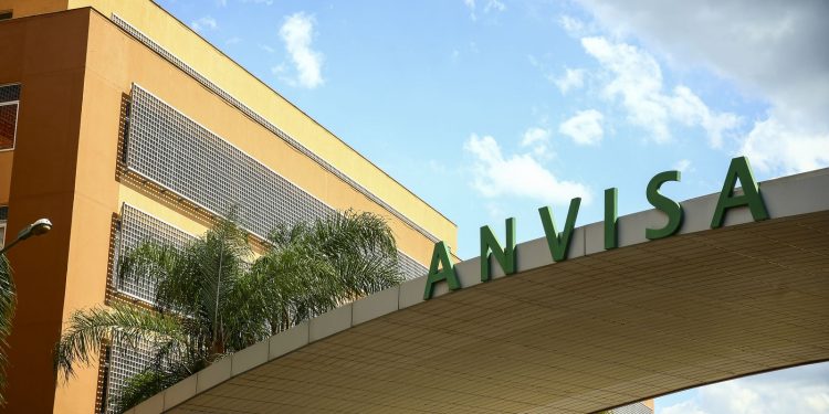 Anvisa suspende lote de medicamentos para hipertensão e câncer de mama