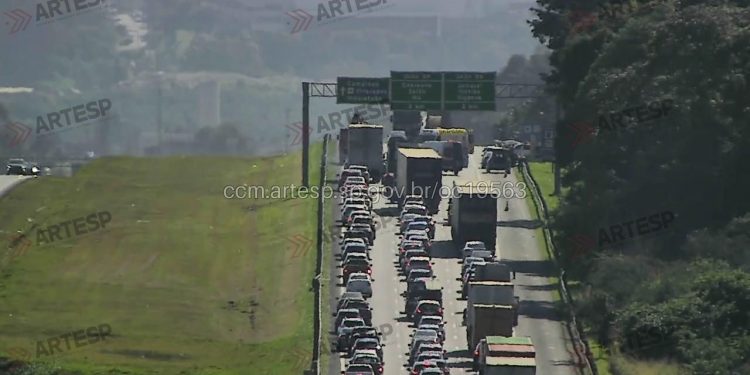 Mulher morre em acidente envolvendo motocicleta e automóvel na Rodovia dos Bandeirantes em Jundiaí