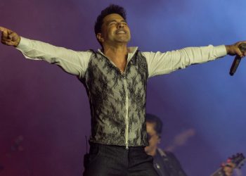 Zezé di Camargo brinca com ‘canta, Mirosmar’ e faz público de segunda voz em Americana