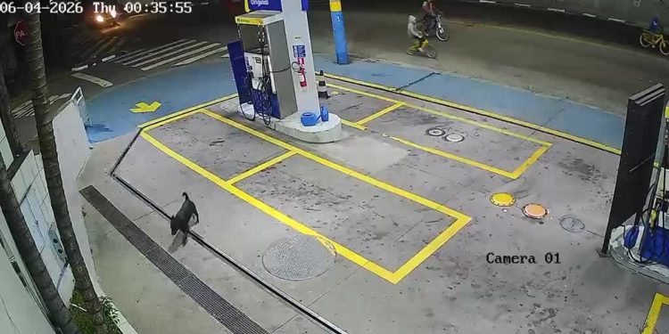 VÍDEO: Policiais resgatam homem mantido refém em carro roubado em Guarulhos
